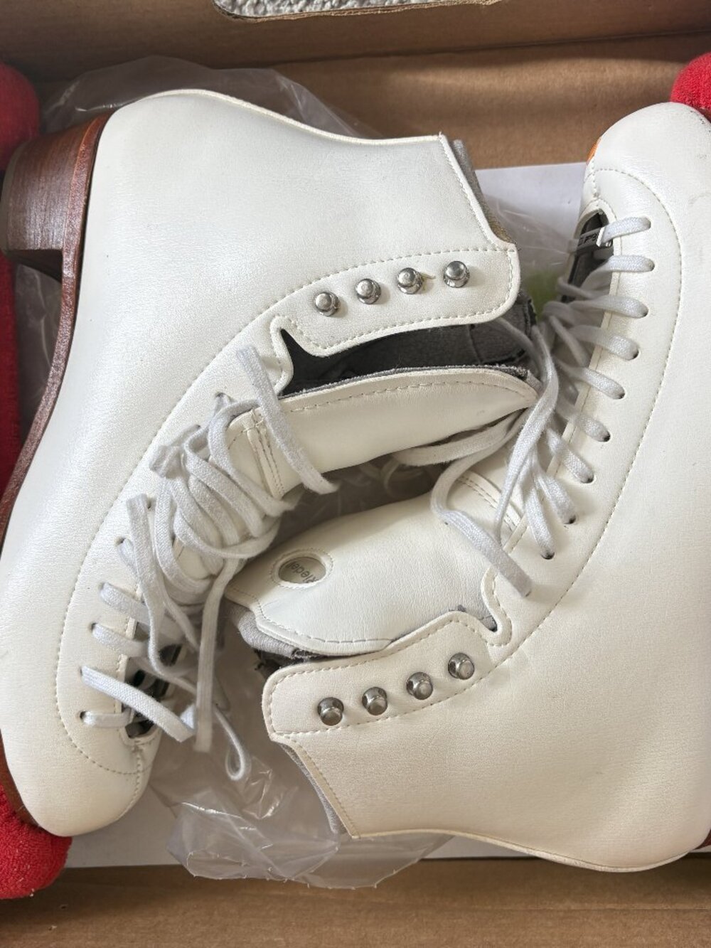 Riedell 255 Leather Figure Skates Size 8A Narrow White w/ Quest Onyx 107 Blades